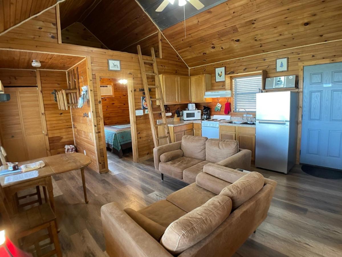 Walnut Canyon Cabins เฟรเดอริกส์เบิร์ก ภายนอก รูปภาพ