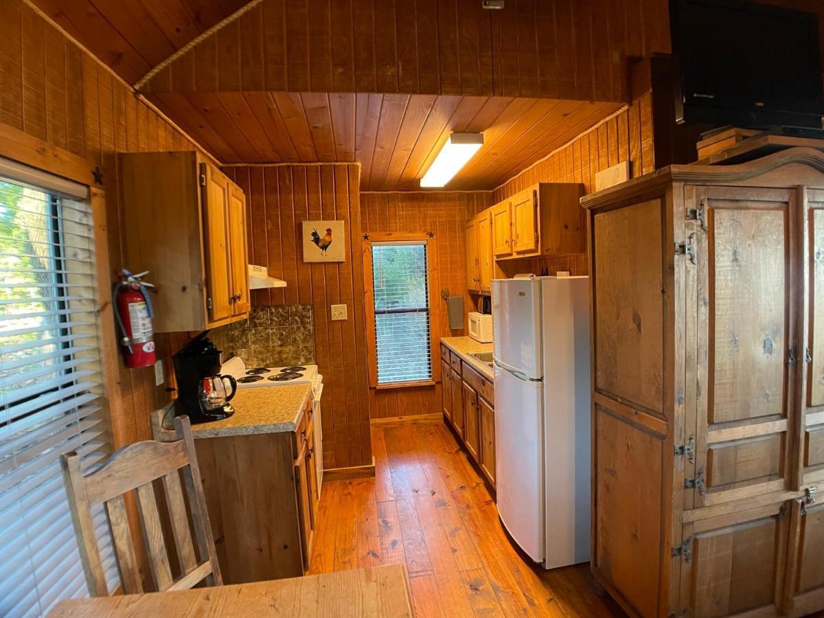 Walnut Canyon Cabins เฟรเดอริกส์เบิร์ก ภายนอก รูปภาพ