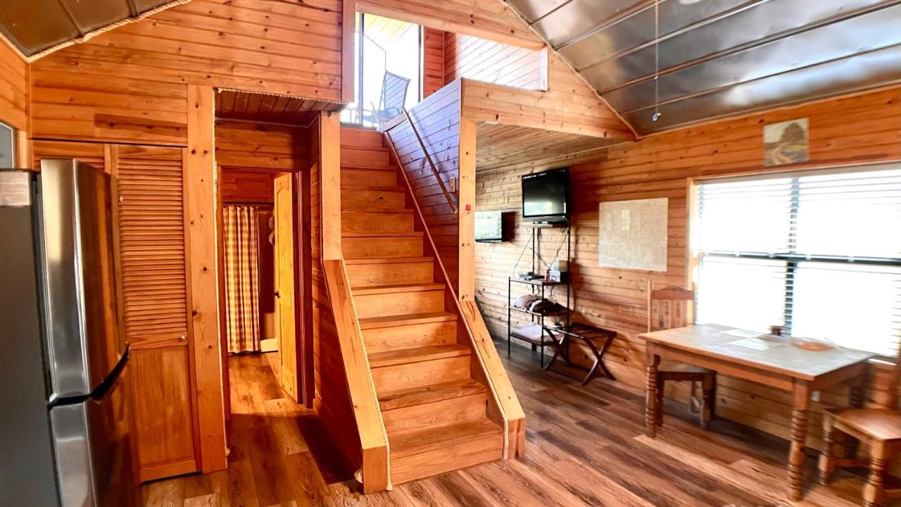 Walnut Canyon Cabins เฟรเดอริกส์เบิร์ก ภายนอก รูปภาพ