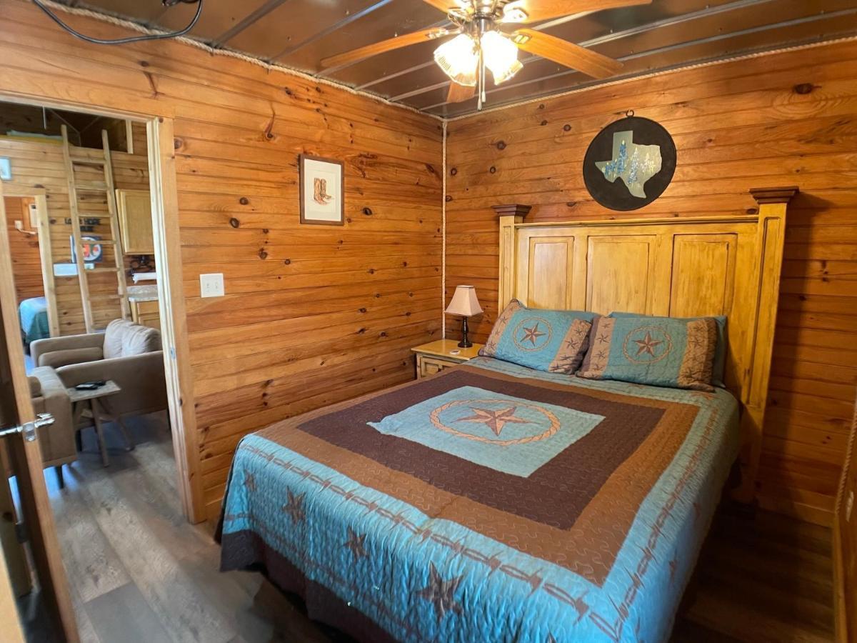 Walnut Canyon Cabins เฟรเดอริกส์เบิร์ก ภายนอก รูปภาพ