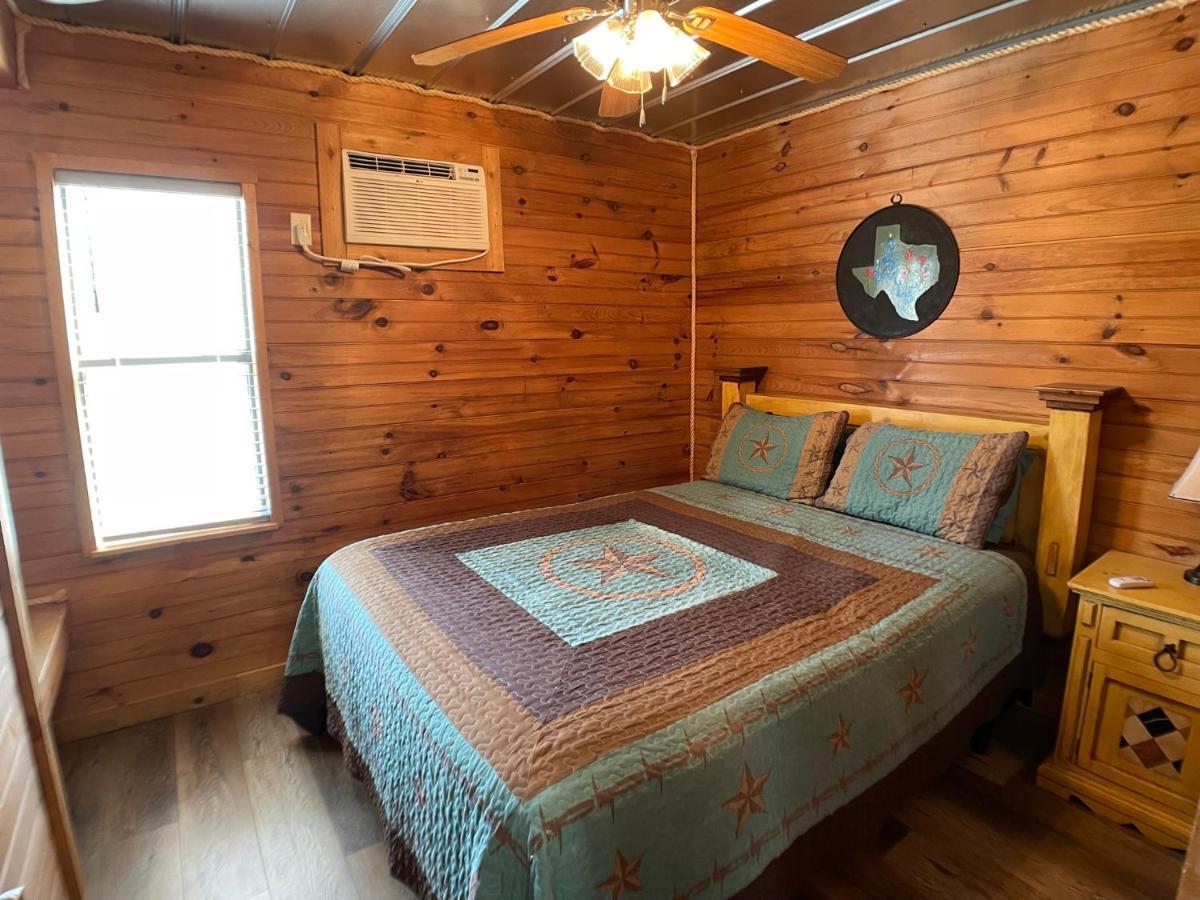 Walnut Canyon Cabins เฟรเดอริกส์เบิร์ก ภายนอก รูปภาพ