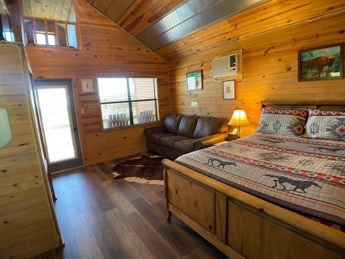 Walnut Canyon Cabins เฟรเดอริกส์เบิร์ก ภายนอก รูปภาพ