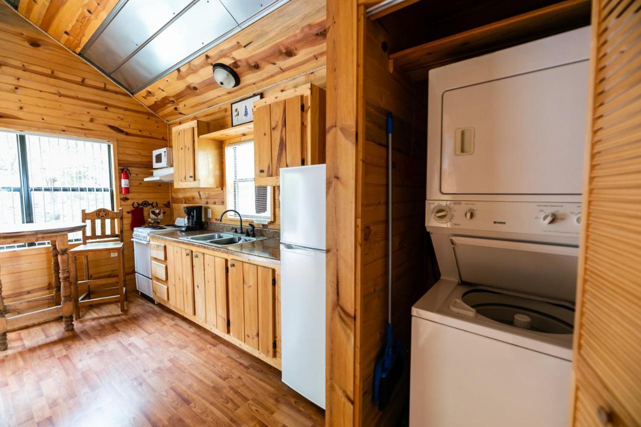 Walnut Canyon Cabins เฟรเดอริกส์เบิร์ก ภายนอก รูปภาพ